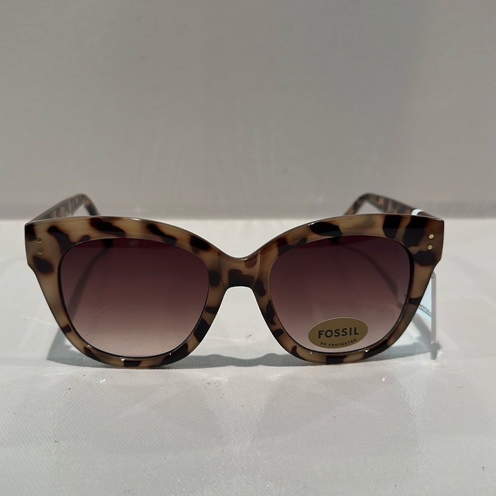NWT Fossil Turquoise Large Rimmed Sunglasses with UV protection.